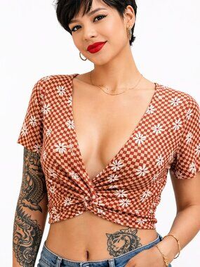NWT - Large crop top. Short sleeve tee plunging v-neck, twist front. Summer y2k